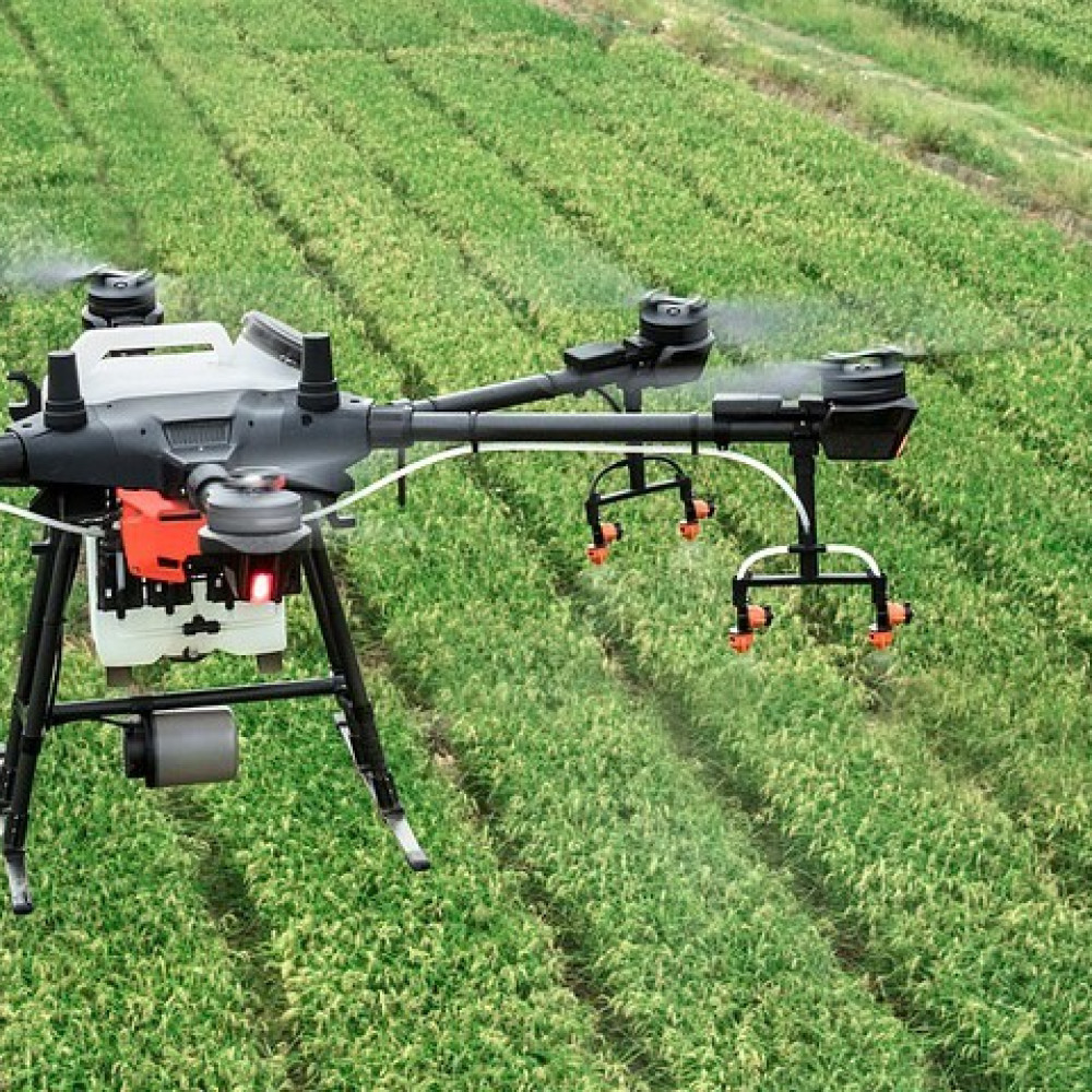 Drones vliegen over landbouwgrond