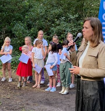 Overhandiging rapport Brede Welvaart door Sacha Aussems aan Saskia Boelema