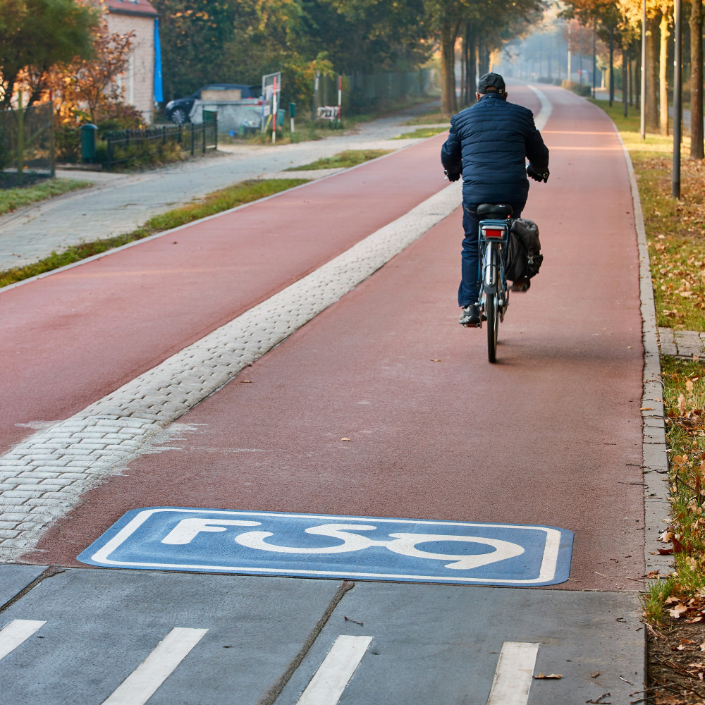 Fietser op een snelfietspad