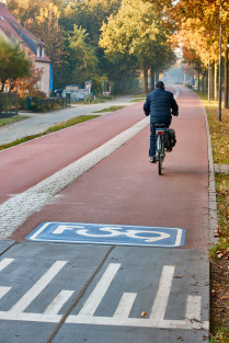 Fietser op een snelfietspad
