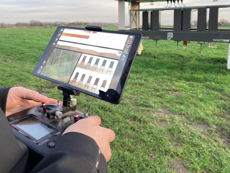 Landbouwrobot wiedt onkruid met afstandsbesturing