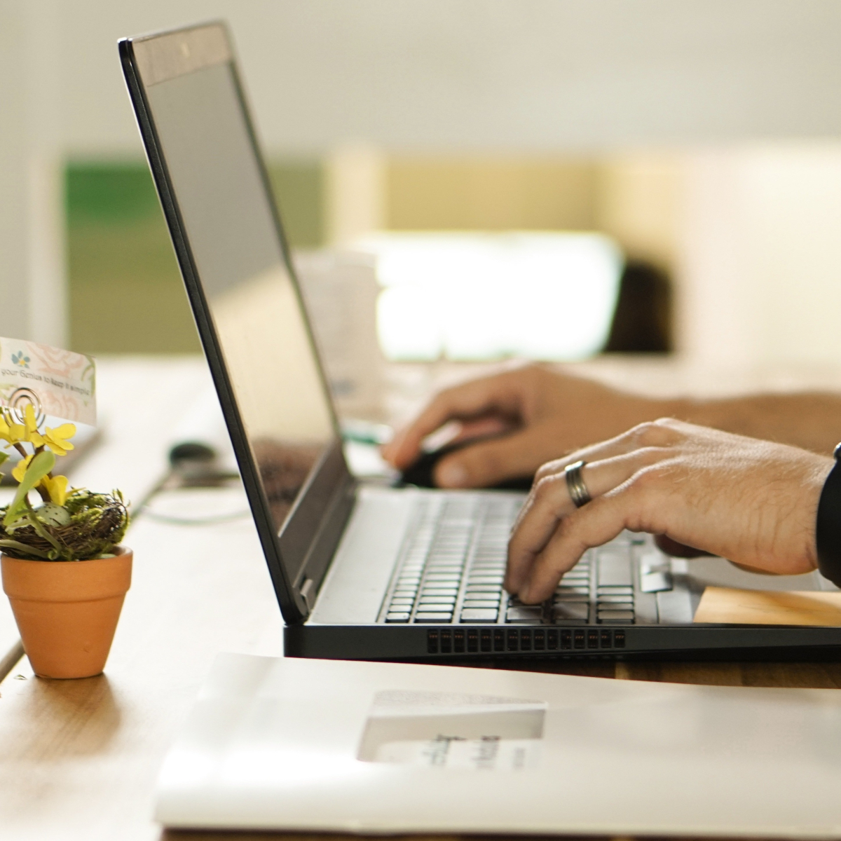 Close-up foto van laptop en typende hand