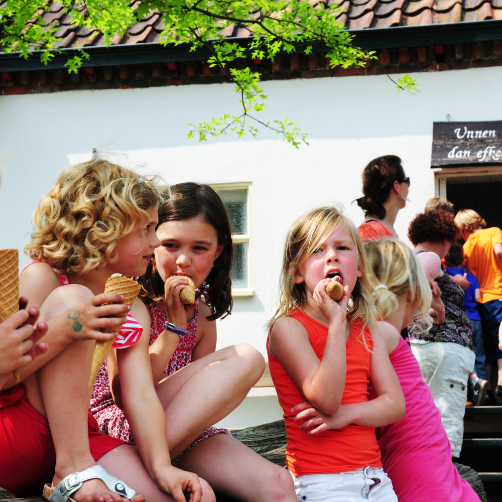Foto van kinderen die een ijsje eten