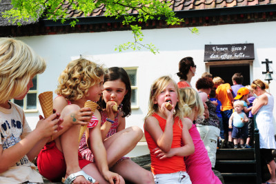 Foto van kinderen die een ijsje eten