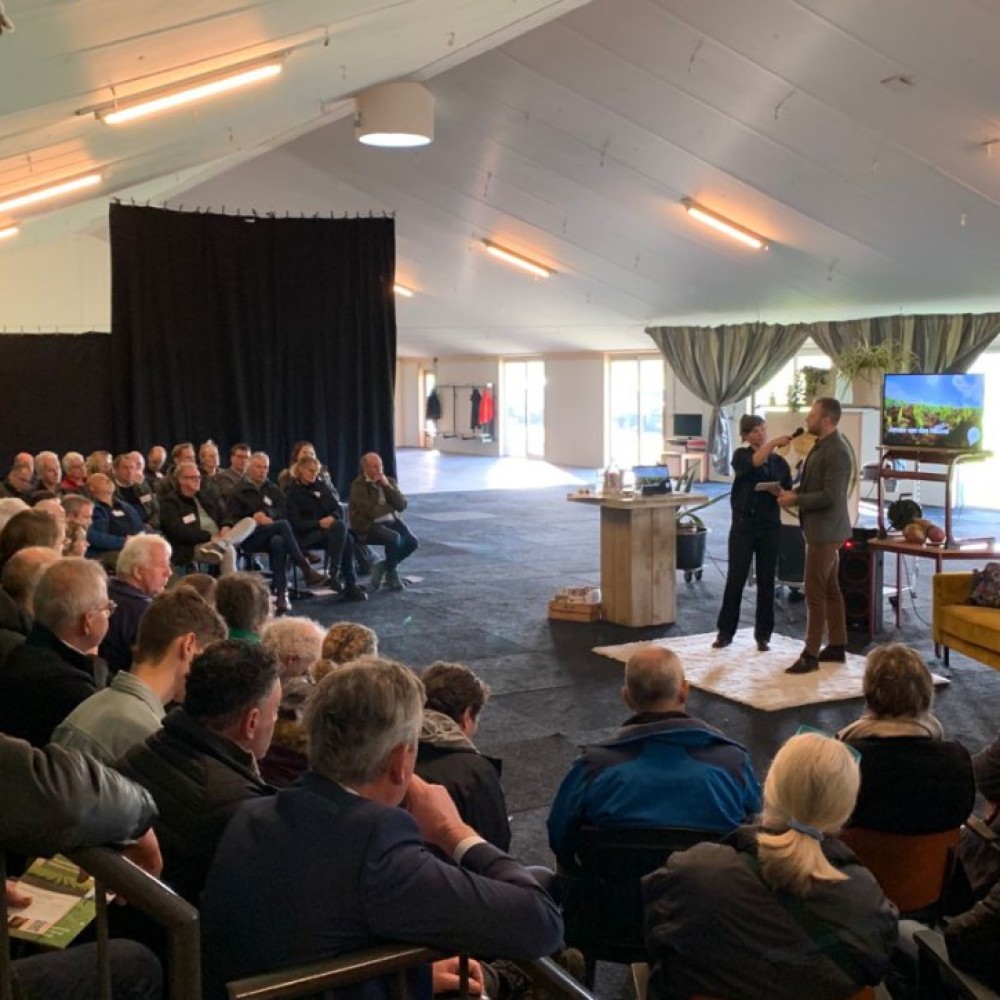 Ruim 100 telers van eiwitrijke gewassen, voedselverwerkers, afnemers en andere belangstellenden namen in 2022 deel aan de 'Eiwitbooster', een kennissessie gewijd aan de uitdagingen en kansen van plantaardige eiwitten.