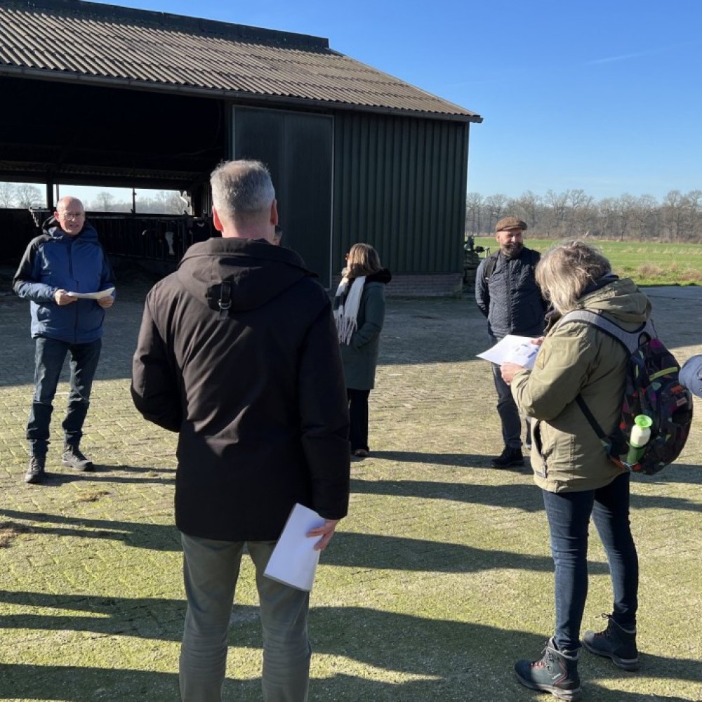 Beleidsmakers van LNV op werkbezoek bij een agrarische ondernemer die aangesloten is bij AgroProeftuin de Peel