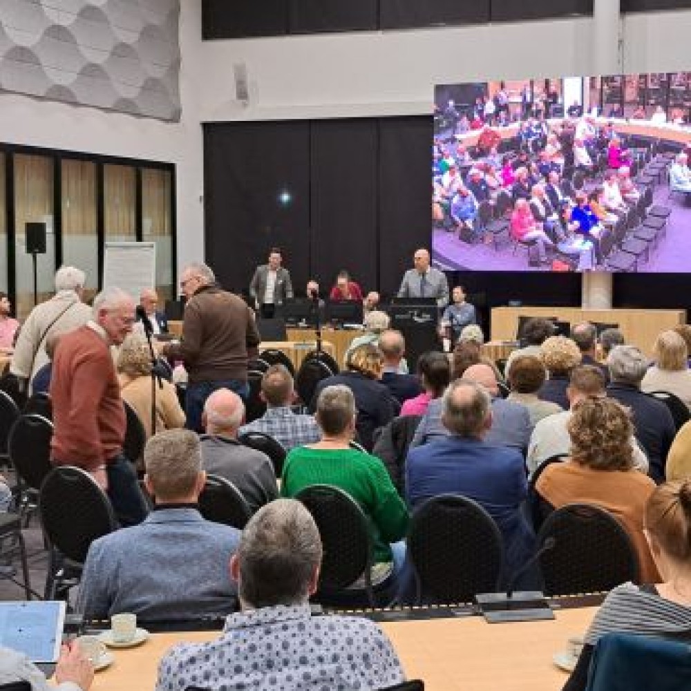 Raadsleden met elkaar in overleg in gemeentehuis Oss