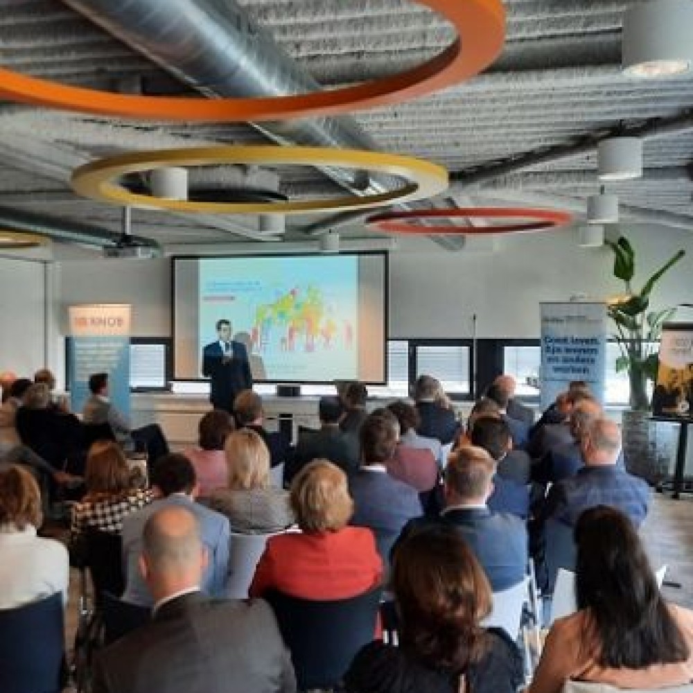 Bestuurders van RNOB met elkaar in gesprek over de toekomstige organisatiestructuur van RNOB