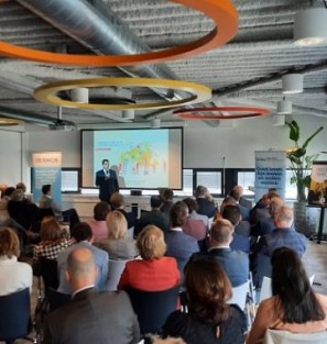 Bestuurders van RNOB met elkaar in gesprek over de toekomstige organisatiestructuur van RNOB