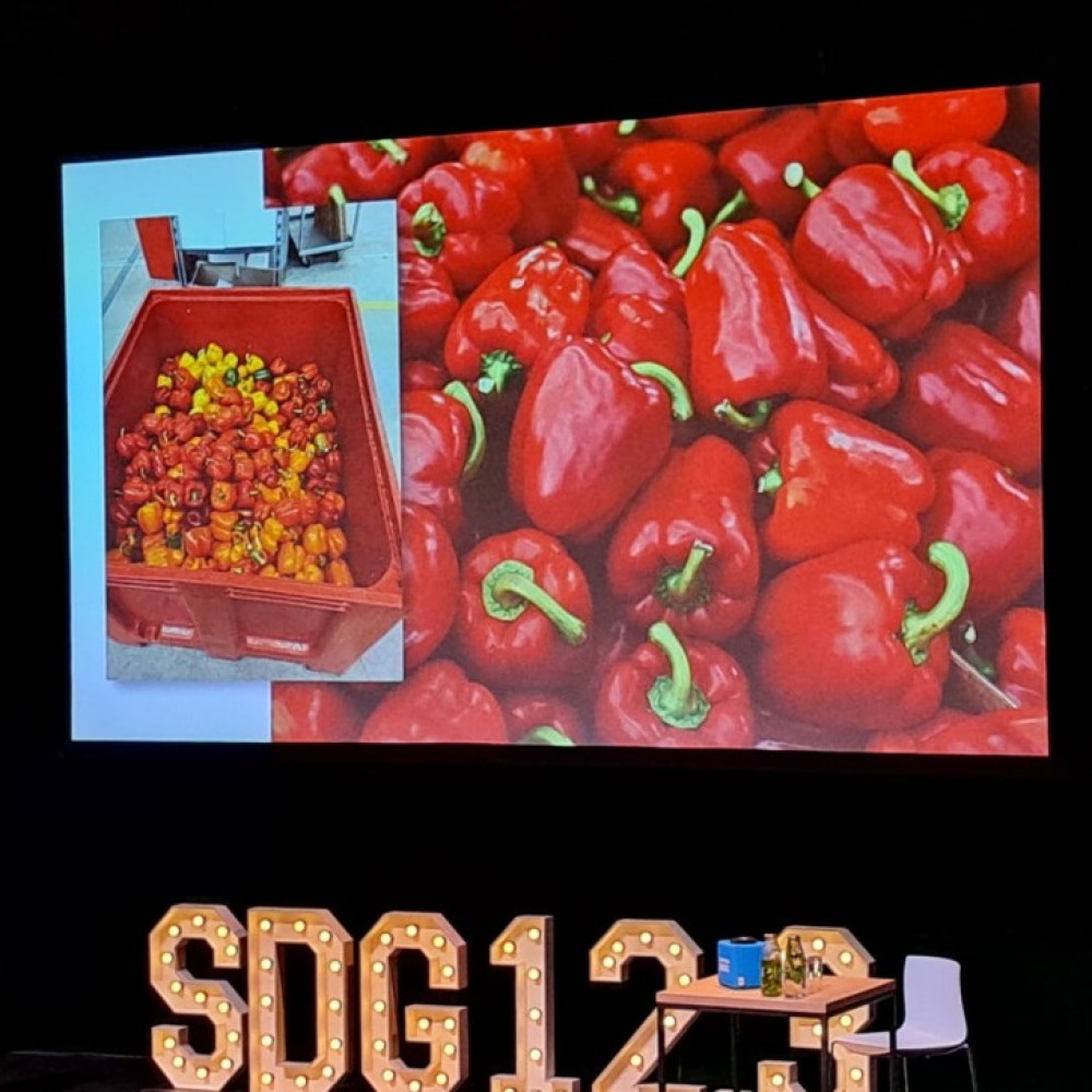 Presentatie van een van de vele 'verspillingsvrije' initiatieven in Nederland, dia met paprika's op de achtergrond