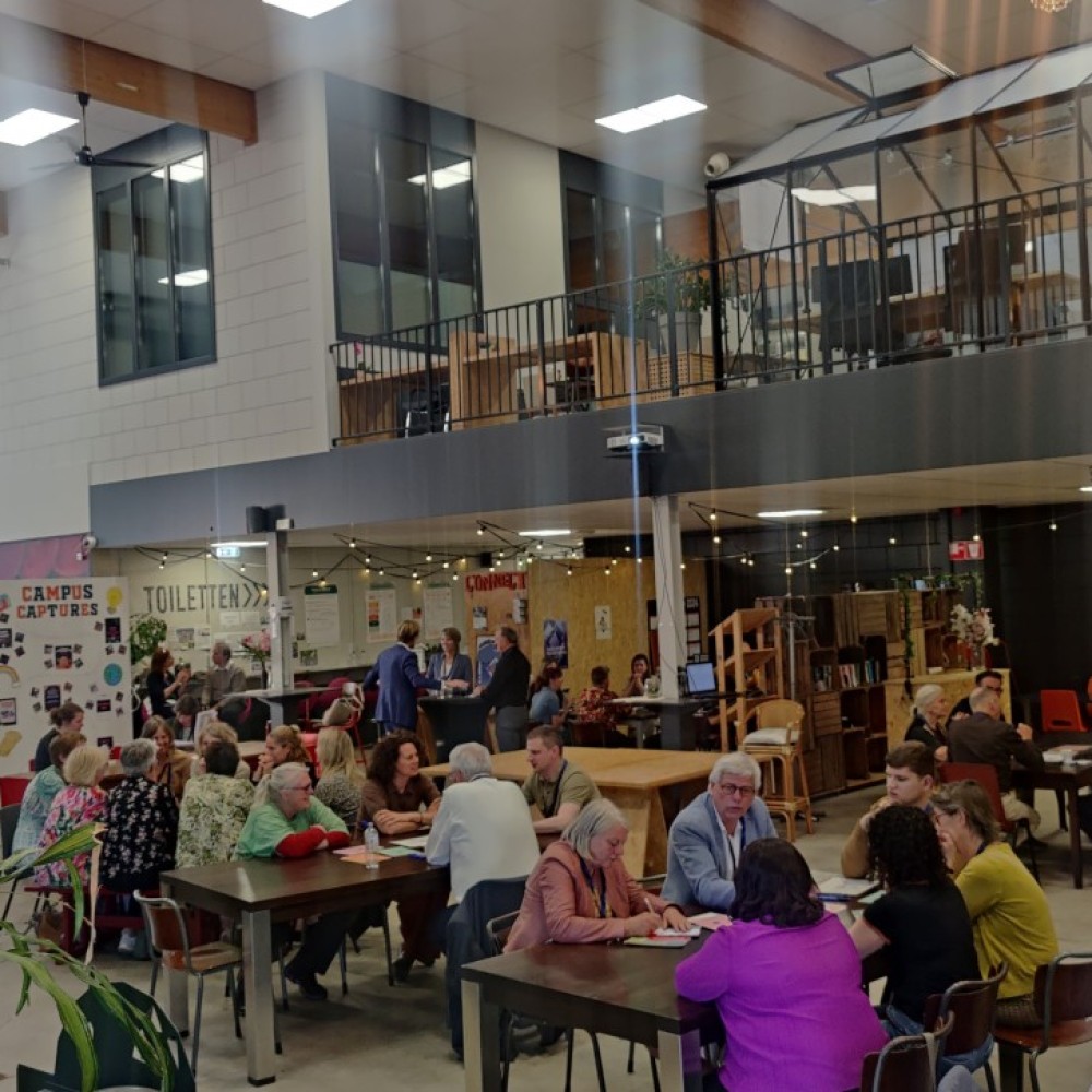 Inwoners van gemeente Land van Cuijk aan tafel bij het Leefbaarheidsfestival