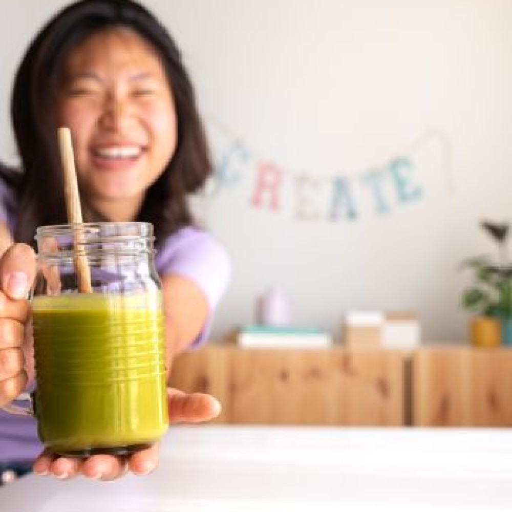 Startende onderneemster houdt een innovatieve drank in de handen
