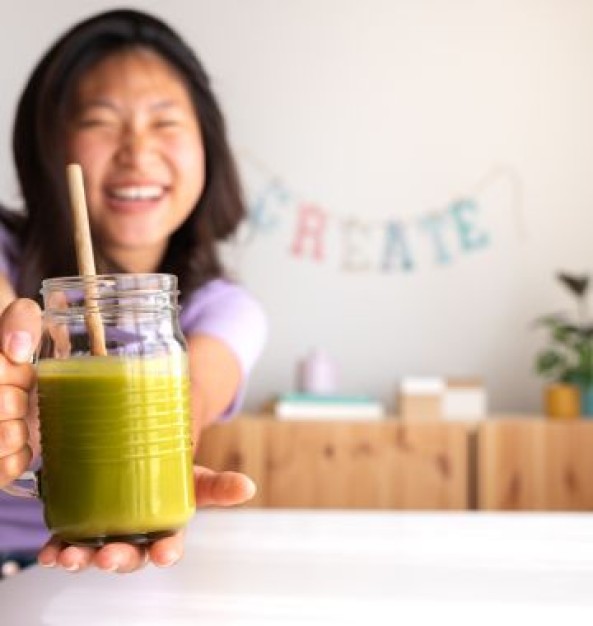 Startende onderneemster houdt een innovatieve drank in de handen