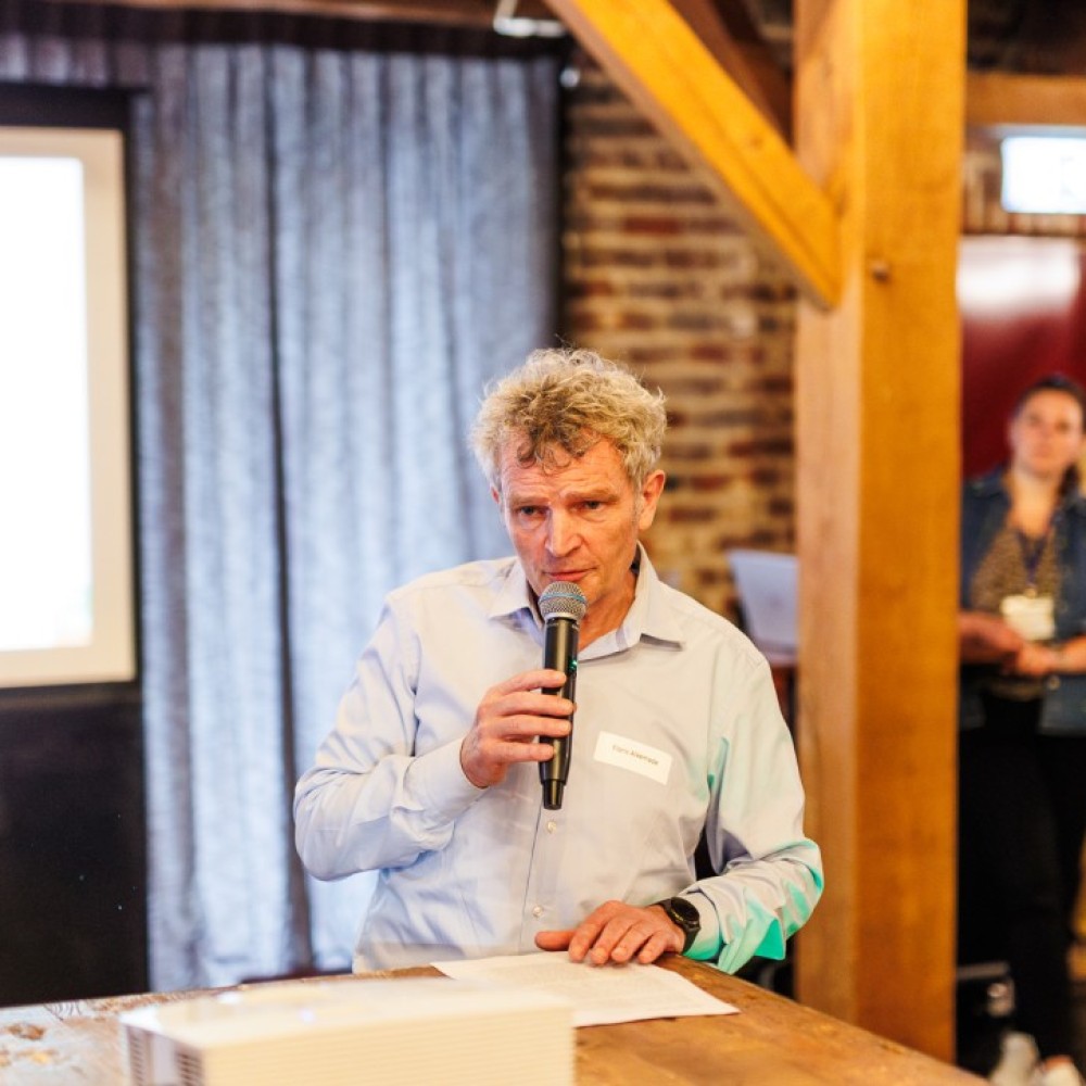 Floris Alkemade leest zijn column voor tijdens het Zomerpeelcafé.