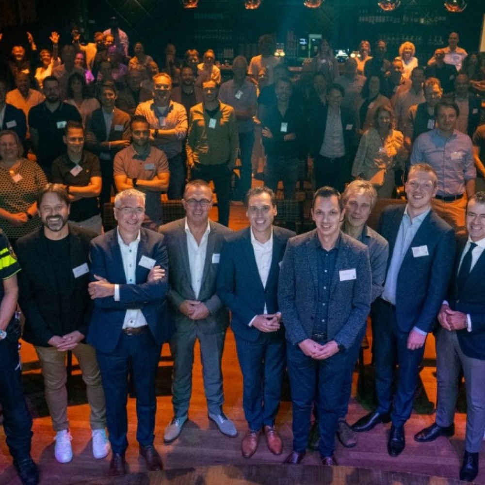 Groepsfoto van vertegenwoordigers van de partners van het Brabants Verkeersveiligheidsplan 2024-2027