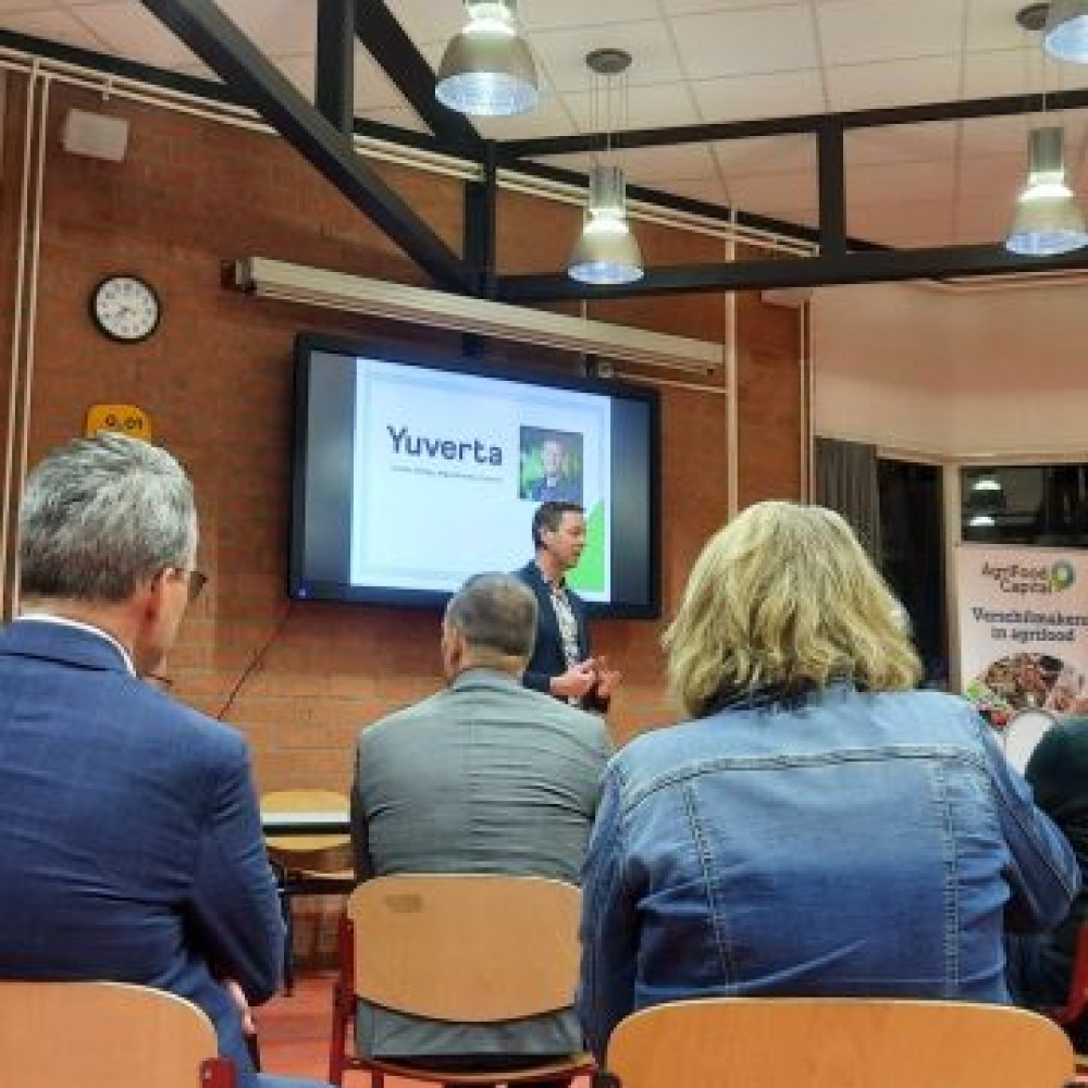 Harals Odinga, regiodirecteur Yuverta presenteert voor een groep raadsleden