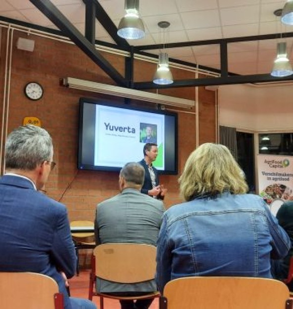 Harals Odinga, regiodirecteur Yuverta presenteert voor een groep raadsleden