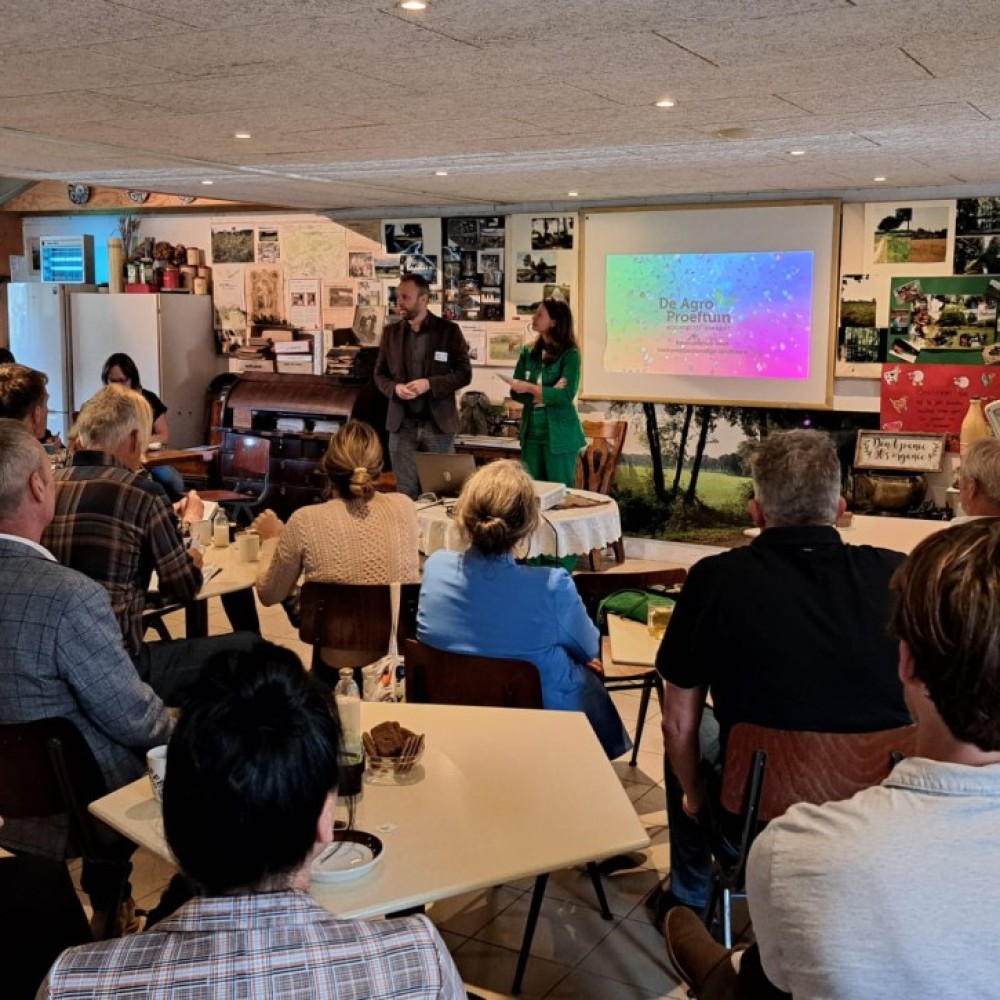 Jeroen van den Heuvel, voorzitter AgroProeftuin de Peel, voor een groep raadsleden op een boerderij.