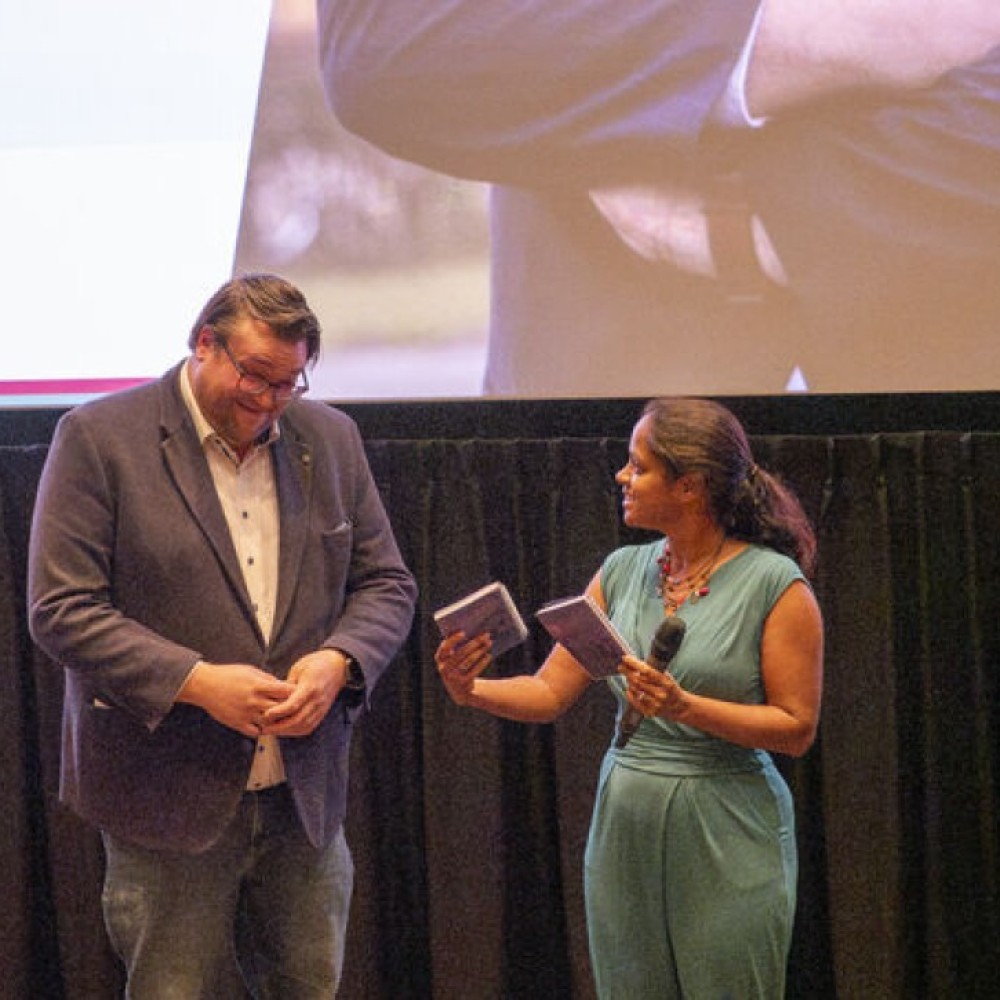 Uitreiking van de Living In Guide Region Northeast-Brabant door Joyce van Boekel aan Ralph Geers, wethouder gemeente 's-Hertogenbosch.