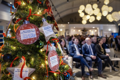 Close up van kerstboom met kerstballen waar een tekst op is geschreven