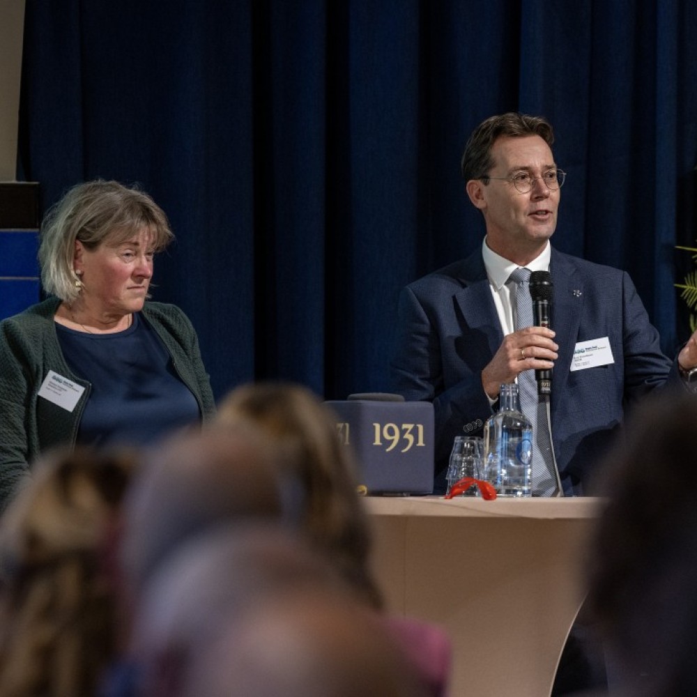 Monique Hootsmans, dealmaker van het ministerie LVVN, en regiomanager René Peerenboom met elkaar in gesprek