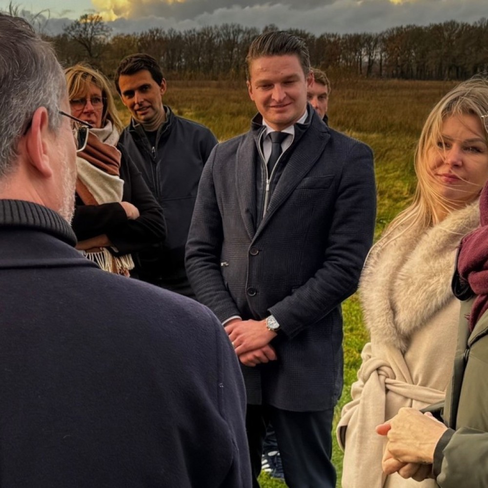 Minister Wiersma en haar gevolg in gesprek met boeren uit de Peel