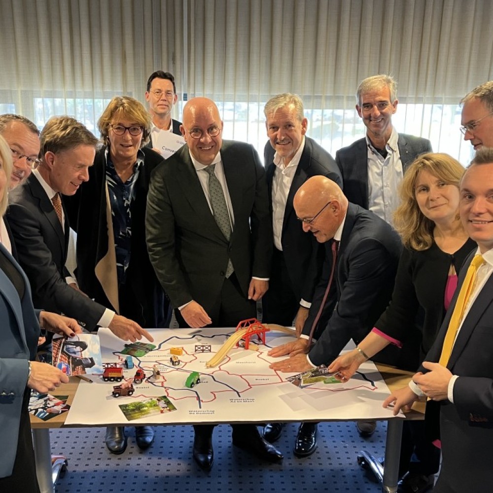 De voltallige Bestuurlijke Coördinatiegroep (burgemeesters, dijk- en watergraven) van RNOB met v.l.n.r.: Caroline van den Elsen (gemeente Boekel), Mario Jacobs (Waterschap Aa en Maas), Elko Smid (gemeente Sint-Michielsgestel), Wobine Buijs (gemeente Oss), René Peerenboom (secretaris, Regiomanager RNOB), Jack Mikkers (voorzitter, gemeente 's-Hertogenbosch), Hans van der Pas (gemeente Maashorst), Kees van Rooij (gemeente Meierijstad), Jos den Otter (gemeente Vught), Marieke Moorman (gemeente Land van Cuijk), Ronald van Meygaarden (gemeente Boxtel) en Mark de Man (gemeente Bernheze).
