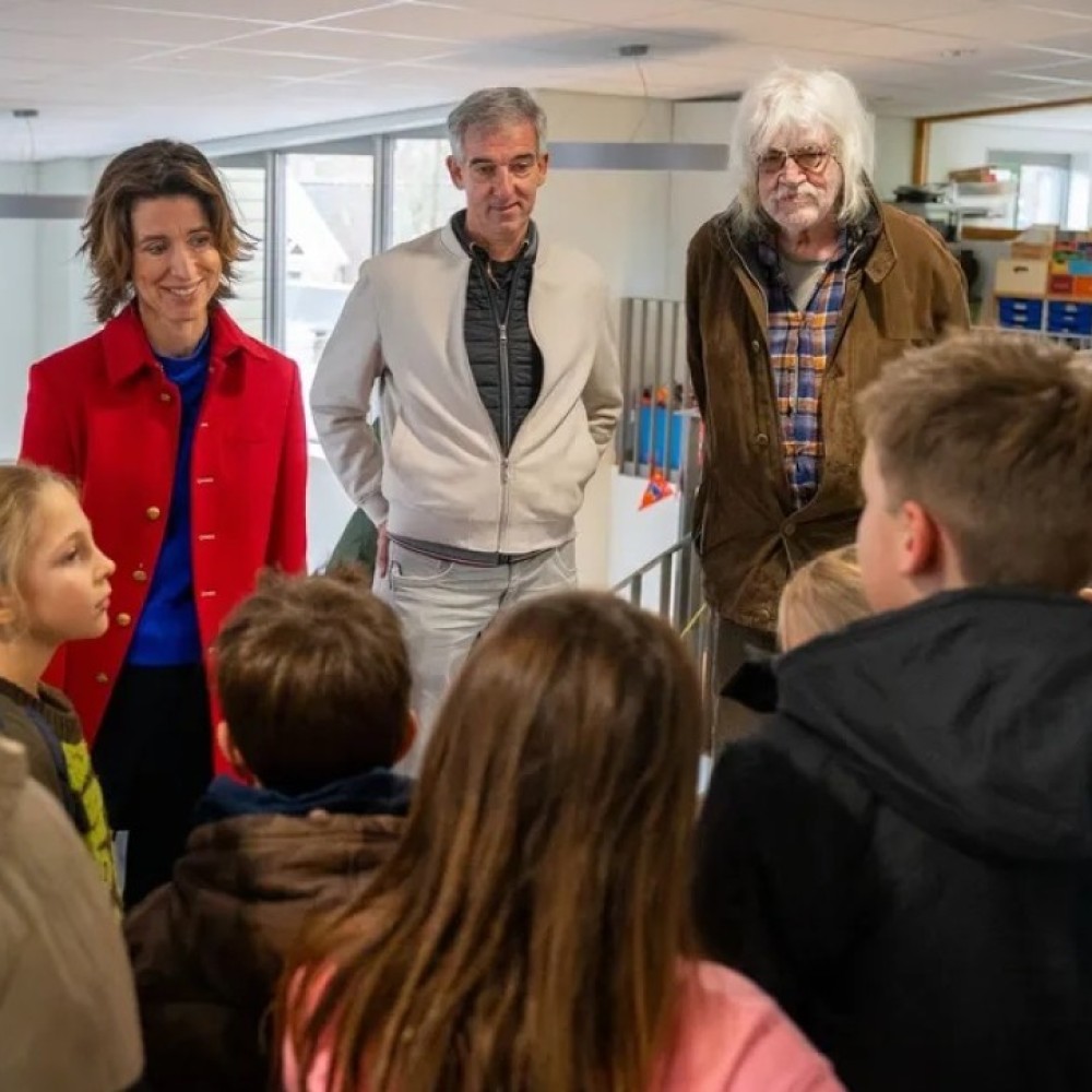 Wethouder Jos den Otter in gesprek met kinderen van KC de Leydraad