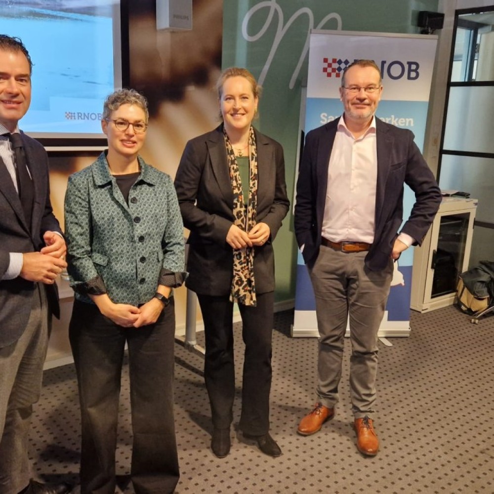 Op de foto v.l.n.r. Sydney van den Bergh (wethouder Oss), Maartje van Lieshout (Regisseur Natuur en Landschap RNOB), Hagar Roijackers (gedeputeerde provincie Noord-Brabant) en Mario Jacobs (dijkgraaf Waterschap Aa en Maas) tijdens de Regiodag van 28 november 2024