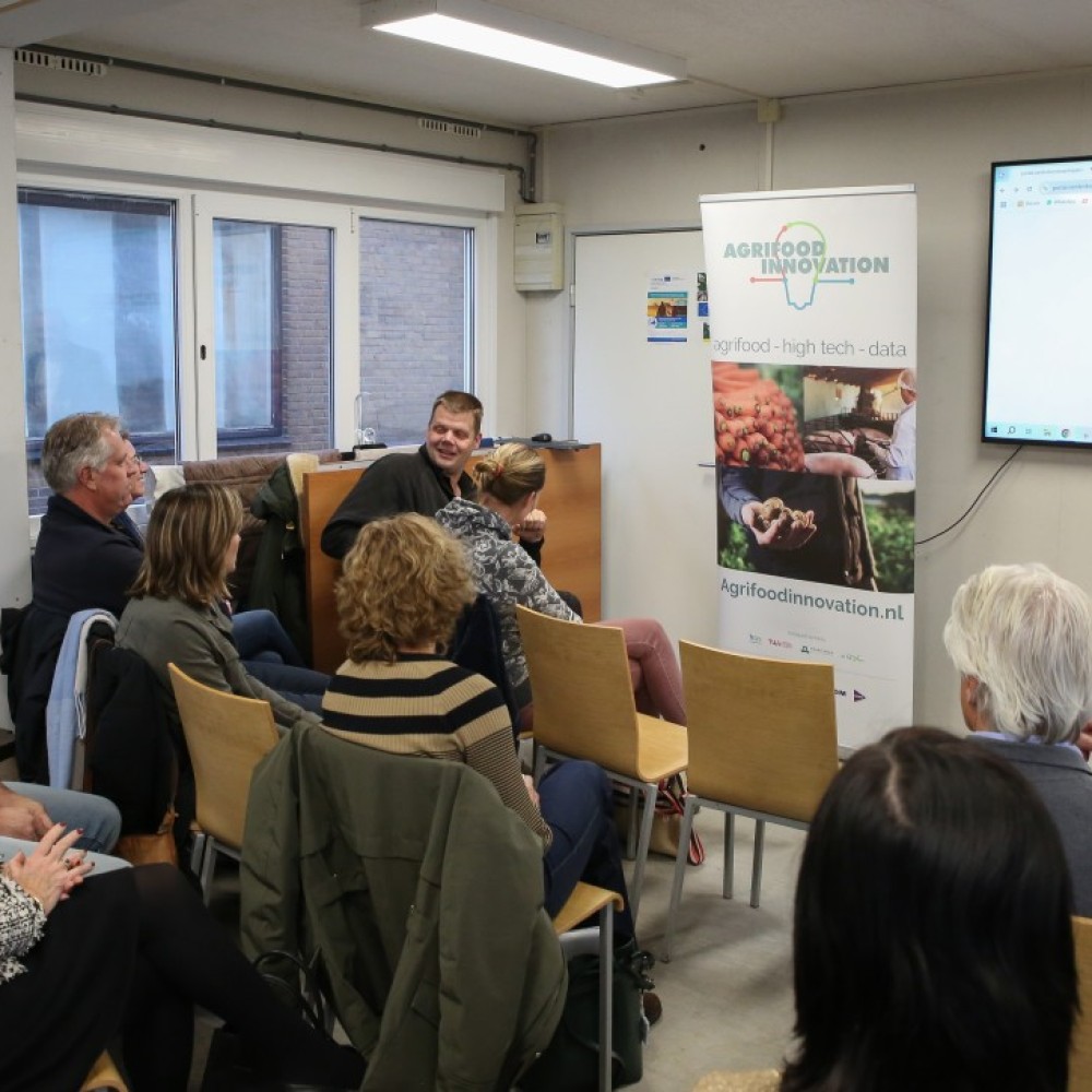 Aardappelteler Jacob van den Borne met enkele andere deelnemers van de Safaritour in een zaal