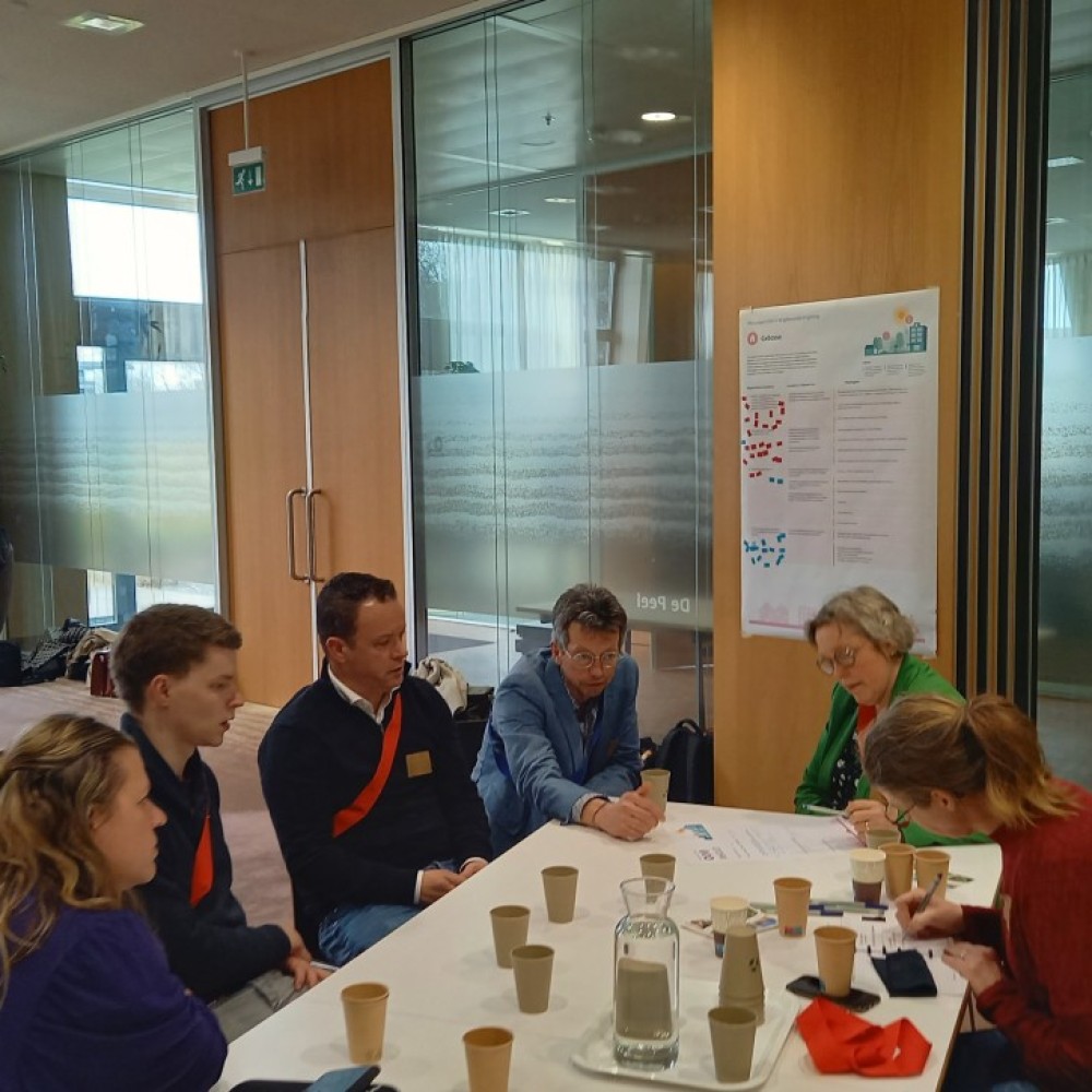Deelnemers aan de vorige Risicodialogen met elkaar aan de slag