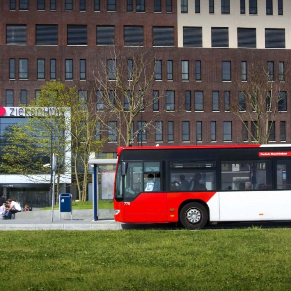 Bus bij een bushalte vóór het ziekenhuis in 's-Hertogenbosch