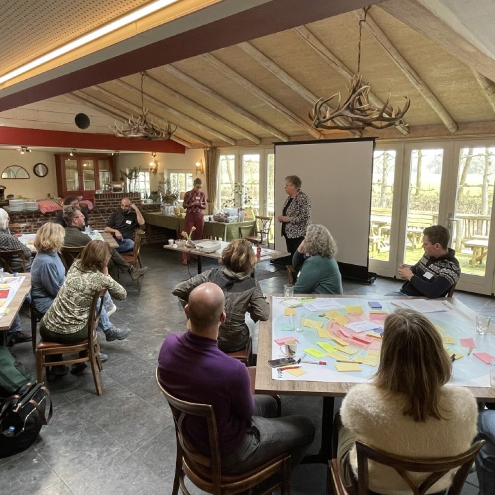 Wethouder Desiré van Laarhoven (Boxtel) spreekt de deelnemers van de werksessie toe
