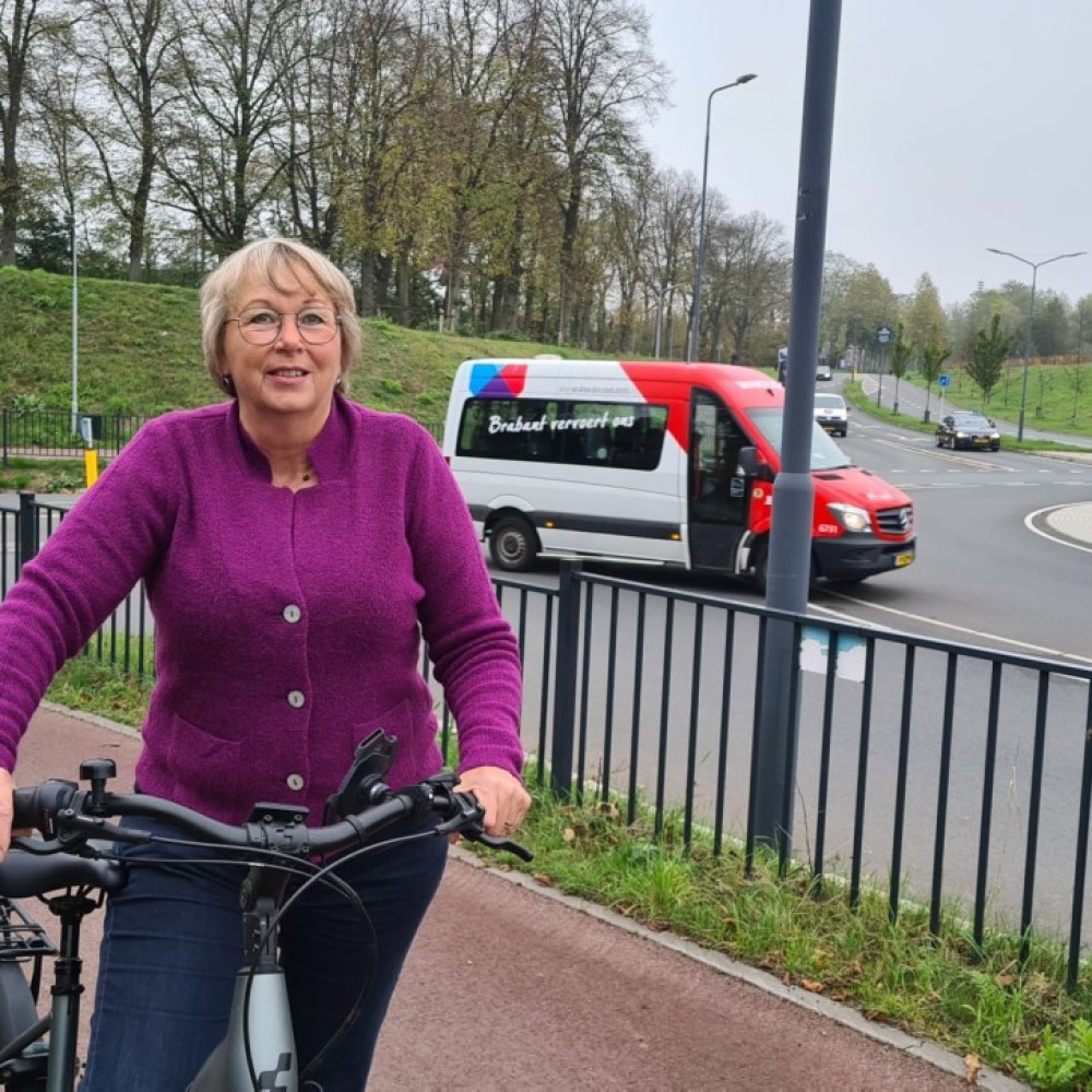 Rian Snijder op de aangepaste rotonde bij Vught met een OV bus op de achtergrond