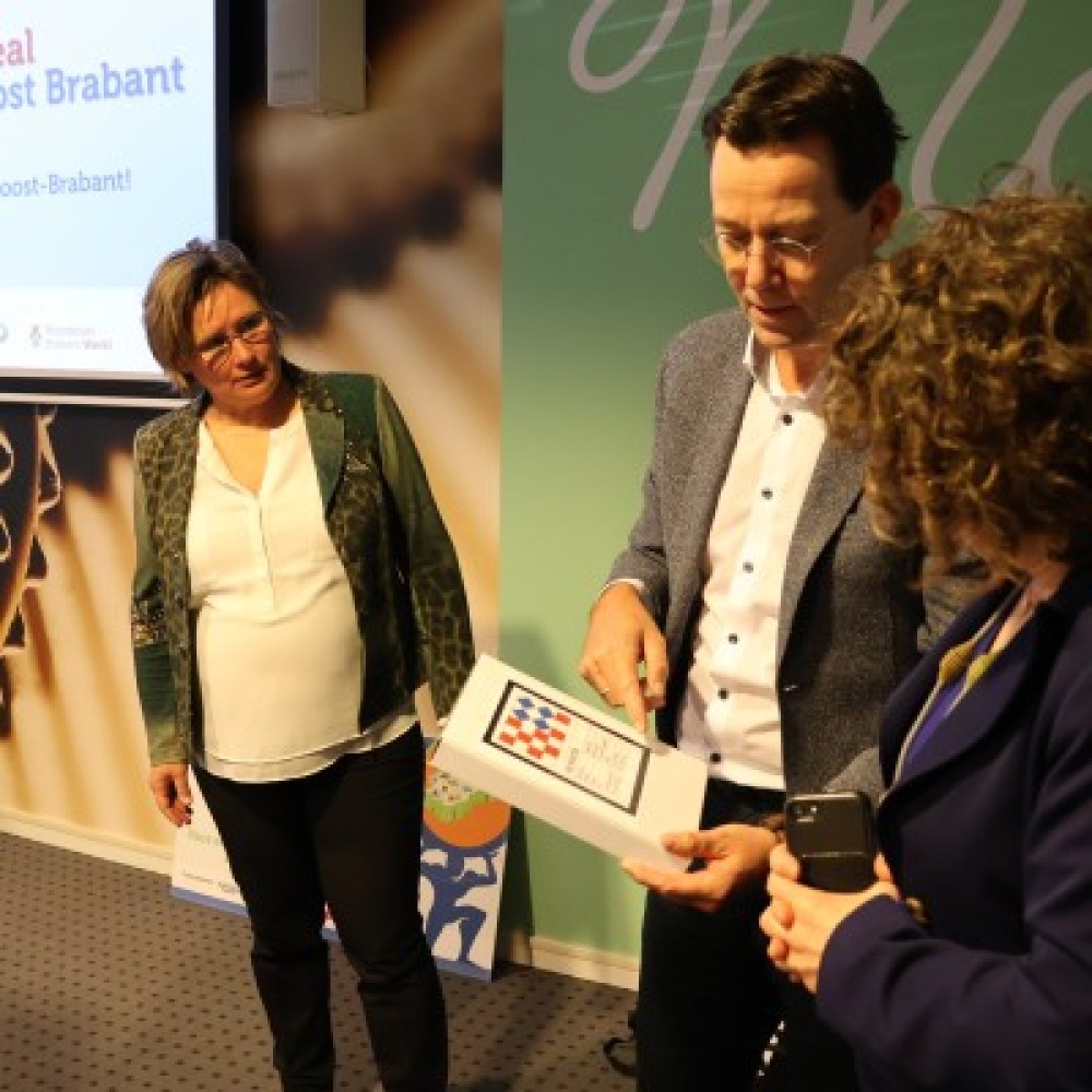 Regiomanager René Peerenboom overhandigt RNOB logo aan Myriam Meertens, directeur gemeente Meierijstad