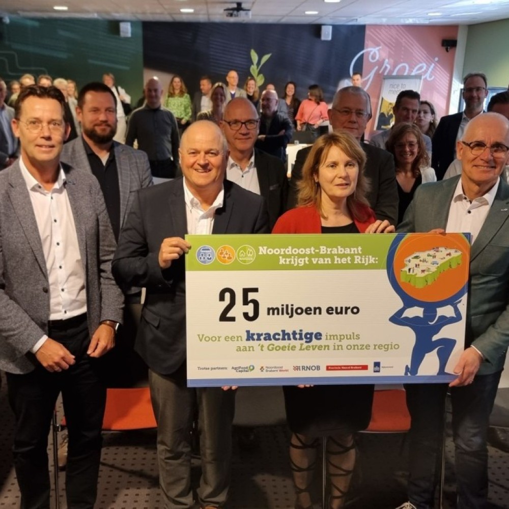 Bestuurders uit de regio met de Regio Deal cheque ter waarde van 25 miljoen euro