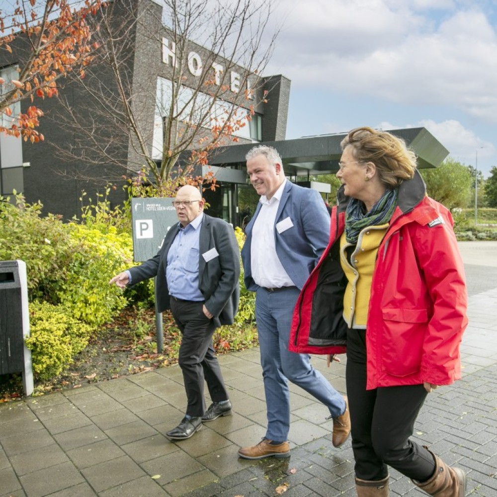 Wobine Buijs in gesprek met collega RNOB-bestuurders bij bijeenkomst in Uden