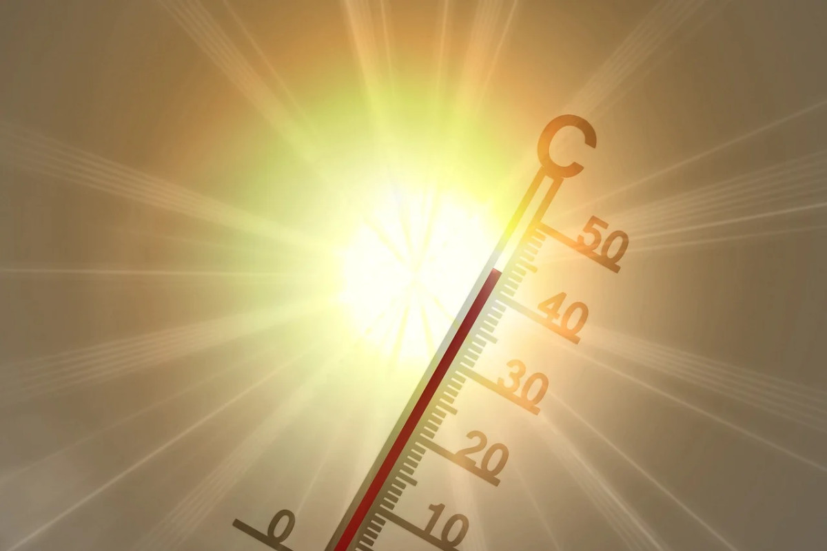 Thermometer in de zon die 43 graden aangeeft 