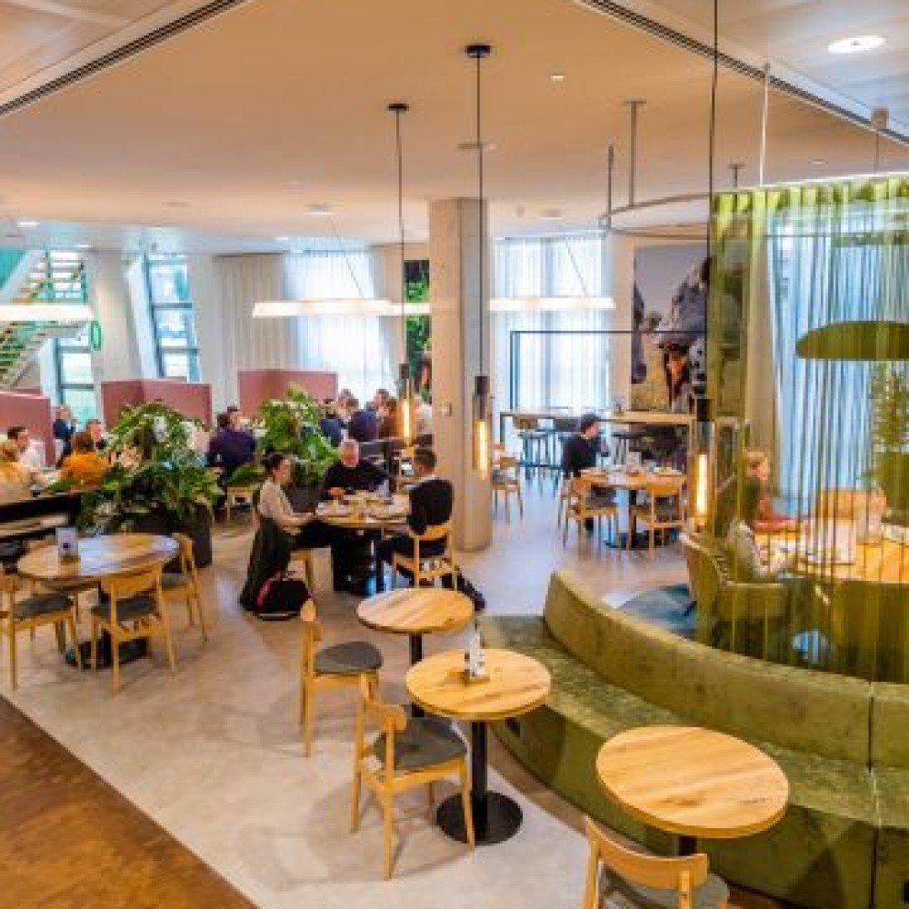 Sfeerfoto van ontmoetingsruimte in Agri&Food Plaza in 's-Hertogenbosch