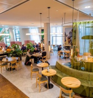 Sfeerfoto van ontmoetingsruimte in Agri&Food Plaza in 's-Hertogenbosch