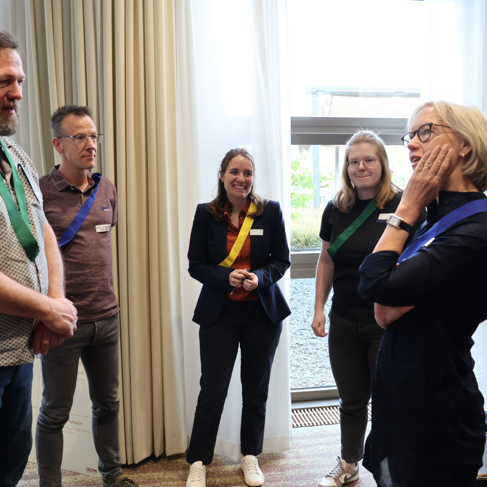 Deelnemers Hittedialoog wisselen ideeën uit