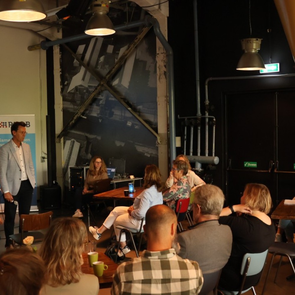 René Peerenboom, regiomanager RNOB, heet de deelnemers hartelijk welkom op de Noordkade in Veghel