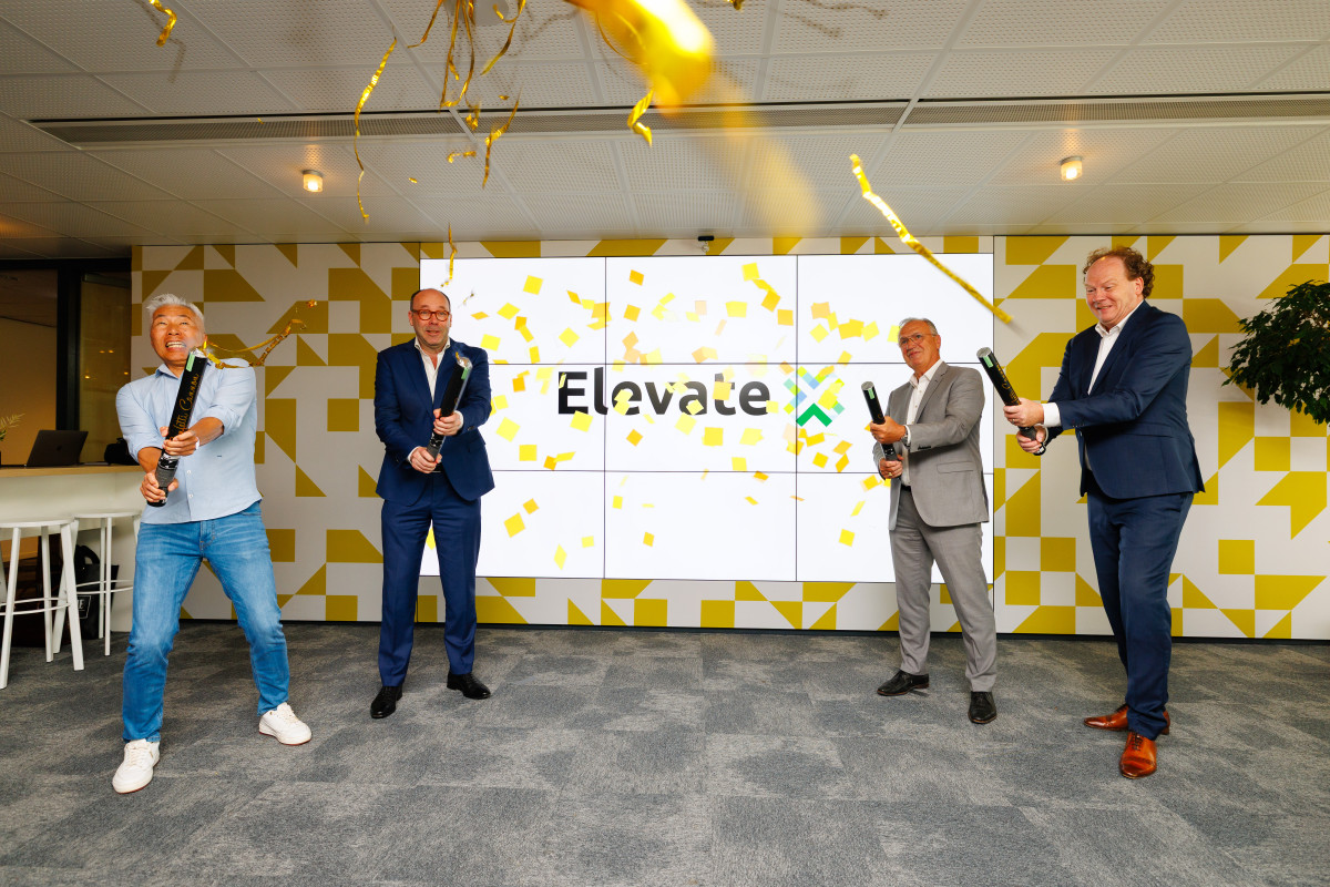 Bestuurders en programmamanager Elevate-X schieten confettikanon af voor feestelijke kickoff van het nieuwe startuo programma
