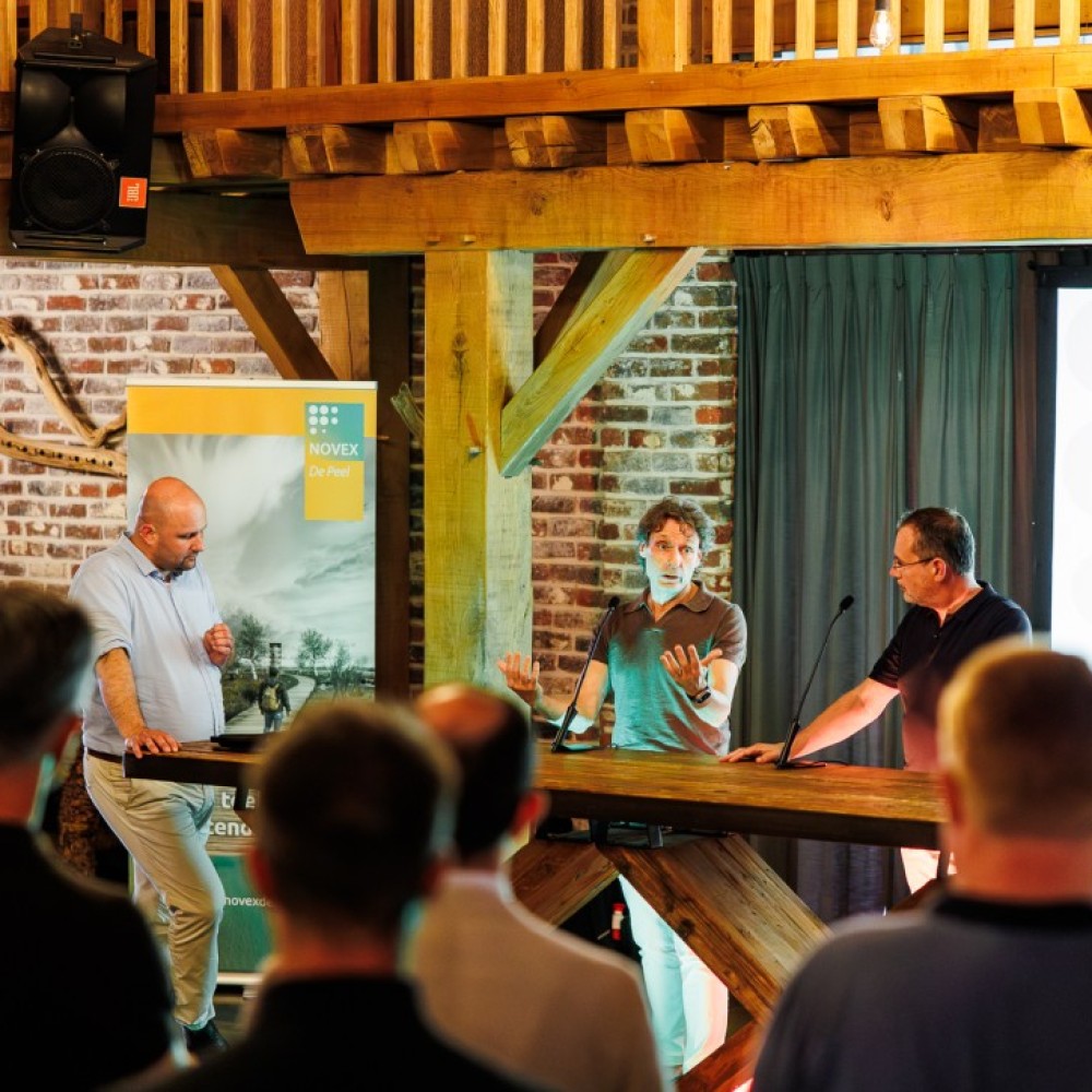 Twee sprekers van het Zomerpeelcafé worden geinterviewd door de dagvoorzitter 