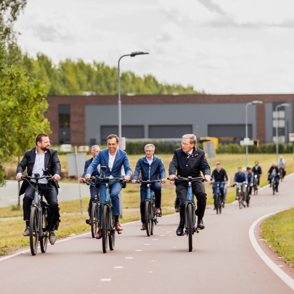 Bestuurders uit Brabant en Gelderland fietsen op de nieuwe F2 tussen Den Bosch en Zaltbommel
