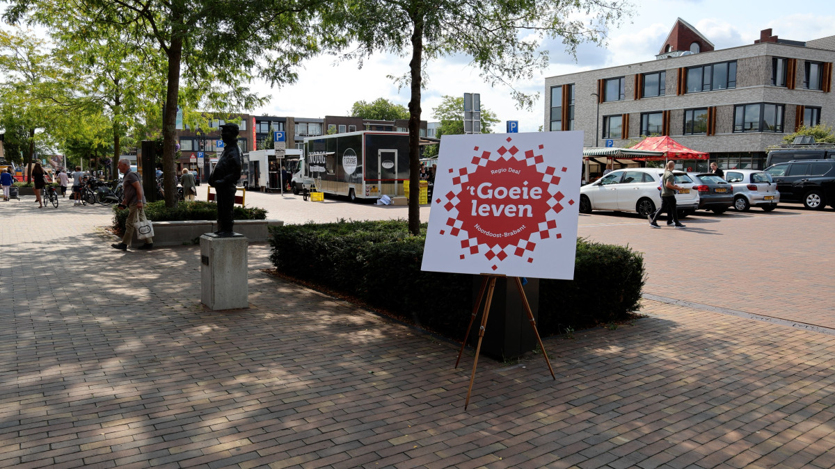 Foto van markt van Berlicum met een bord met het logo 't Goeie leven erop 