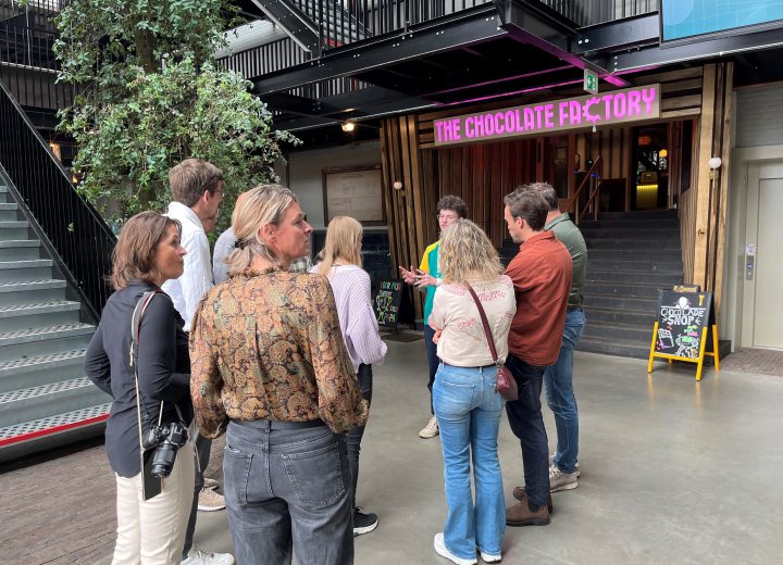 Ambtenaren RNOB aan de ingang van The Chocolate Factory in Veghel