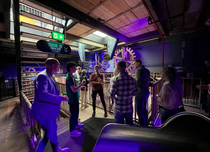 Ambtenaren uit RNOB krijgen een rondleiding in The Chocolate Factory