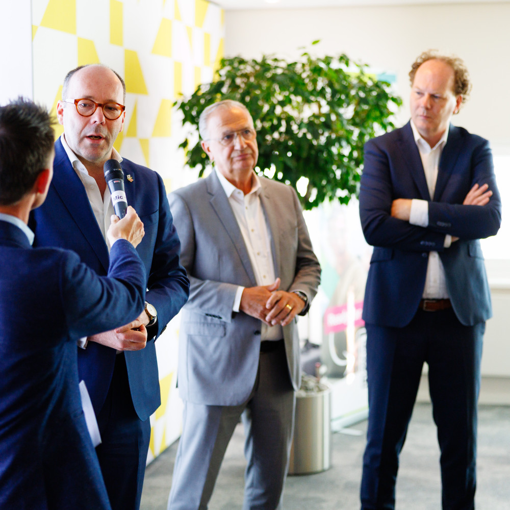 Gedeputeerde en bestuurders uit de regio Noordoost-Brabant worden ondervraagd door de dagvoorzitter van de kickoff bijeenkomst