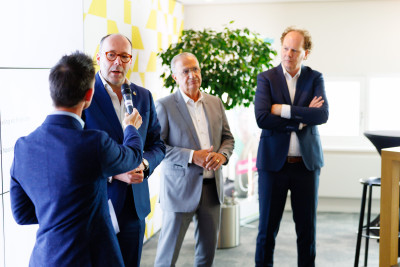 Gedeputeerde en bestuurders uit de regio Noordoost-Brabant worden ondervraagd door de dagvoorzitter van de kickoff bijeenkomst